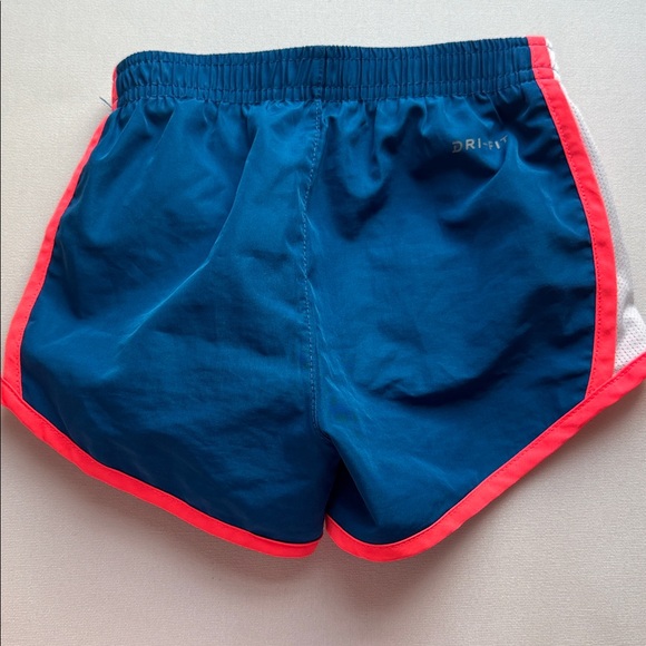 Nike girls 3T short sleeve shirt and shorts set - Picture 6 of 6